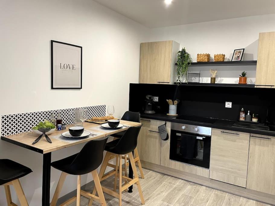Bel Appartement Sur Cour Plein Centre Ville Et Parking Moulins  Exteriör bild